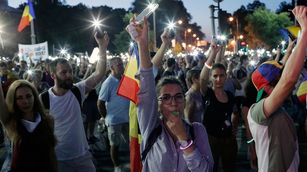 Антиправительственные протесты под зданием правительства в Бухаресте, Румыния, 12 августа 2018. Около 2 тысяч эмигрантов в столице Румынии требовали отставки правительства и внеочередных выборов Фото: EPA-EFE / ROBERT GHEMENT