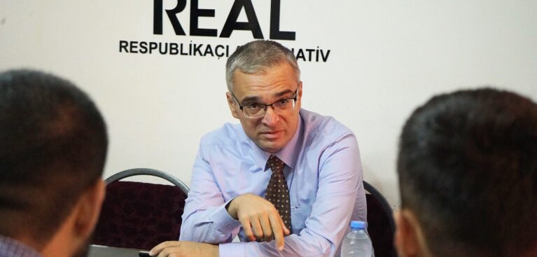 İlgar Mammadov meets with youth activists representing the VKontakte groups "Az.Dem" and "Turkun sesi" on August 17, 2018. (realpartiya.org)