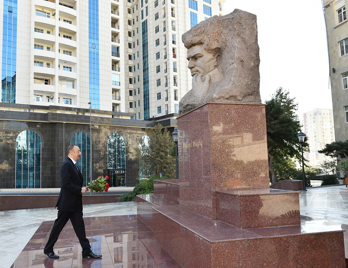 Azerbaijani President Ilham Aliyev laid flowers at the monument to Mikayil Mushfig in August 2017. (President.az)