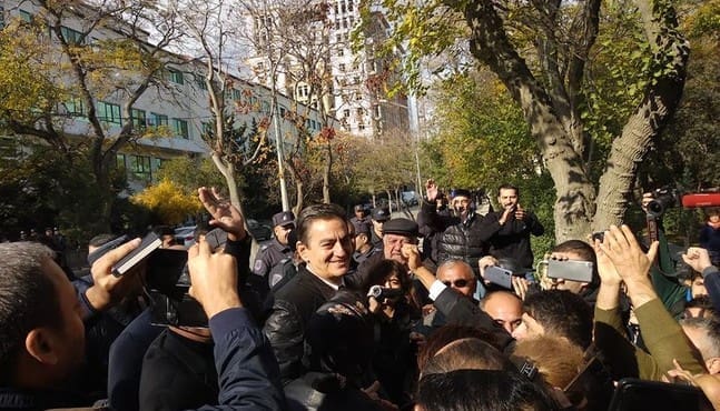 Али Керимли перед зданием суда. Баку, Азербайджан. 19 ноября, 2018Мейдан ТВ