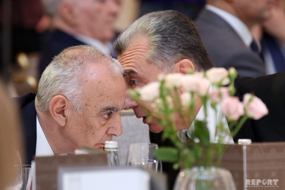 Eks Bakı meri Hacıbala Abutalıbov və yeni mer Eldar Əzizov tədbirlərin birində (Foto: Report)