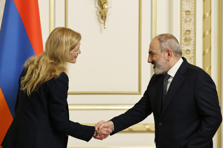 Samanta Pauer və Paşinyan görüşüb, foto: Primeminister.am