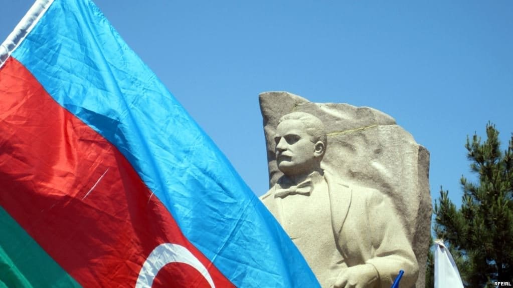Памятник Мамед Эмин Расулзаде