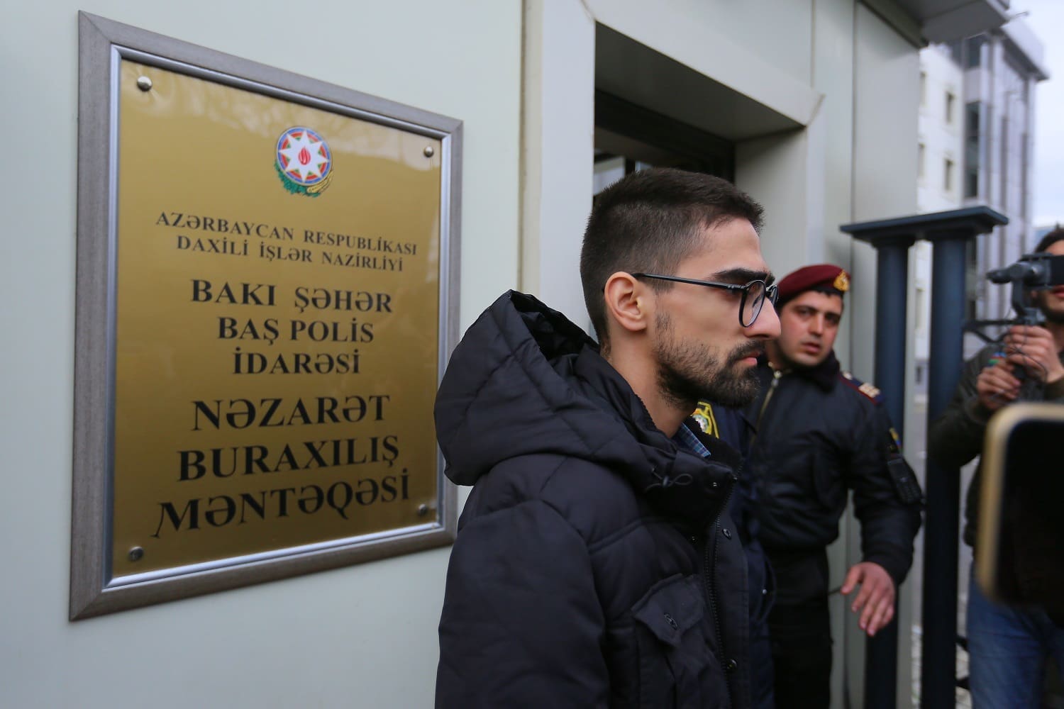 Гияс Ибрагимов у дверей Главного управления полиции города Баку