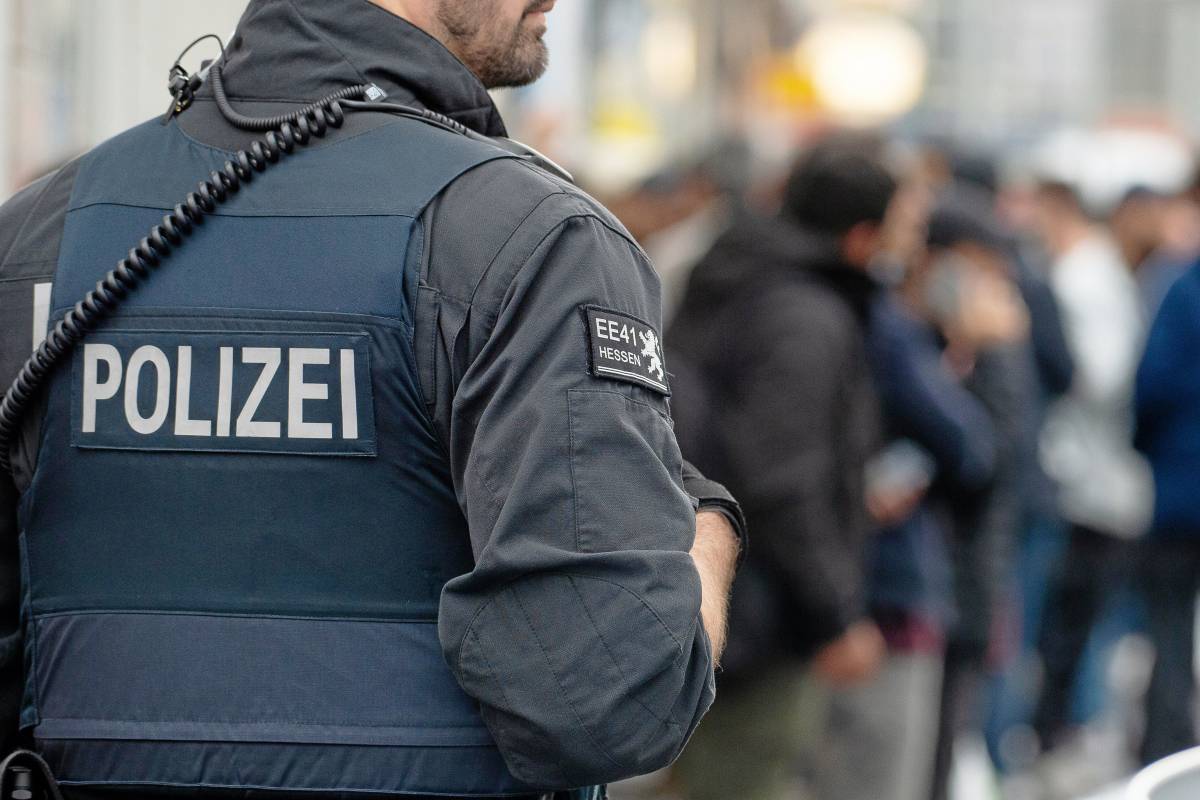 Alman polisi şübhəli bilinən “islamçılar”a basqın edib