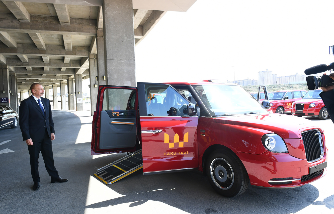 Prezident İlham Əliyev yeni taksilərə baxışda