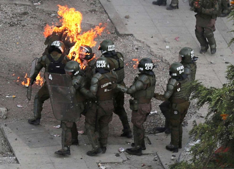 Çili polis məmurları “Molotov kokteyli” ilə atəşə verilib