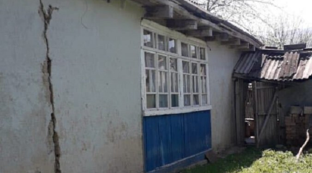 Ailənin yaşadığı ev çox köhnədir