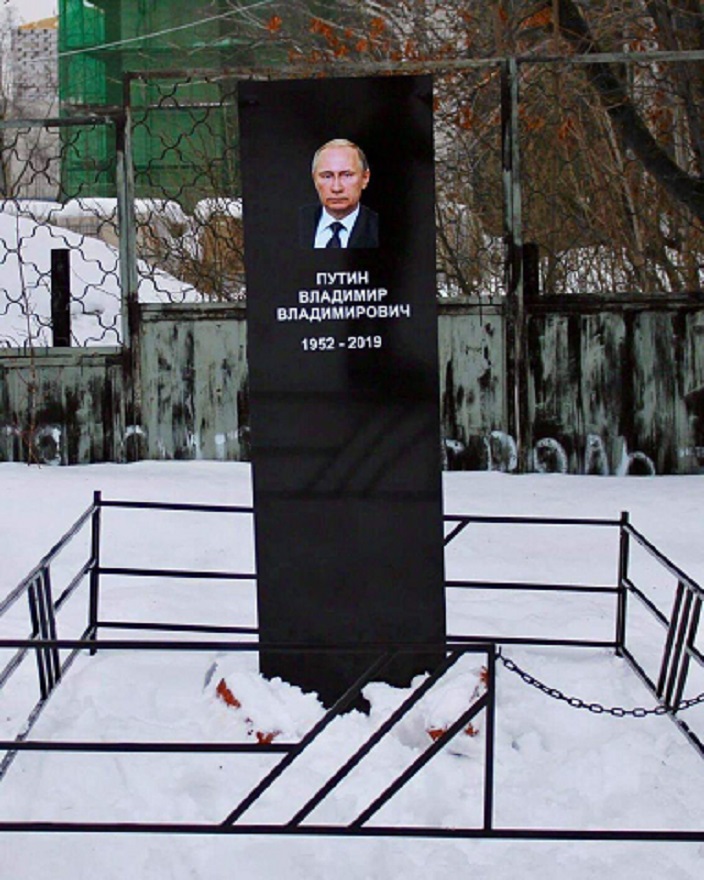 “BessroçkaÇelnı” teleqram-kanalında üzərində Putinin şəkli olan başdaşının fotosu yayılıb.