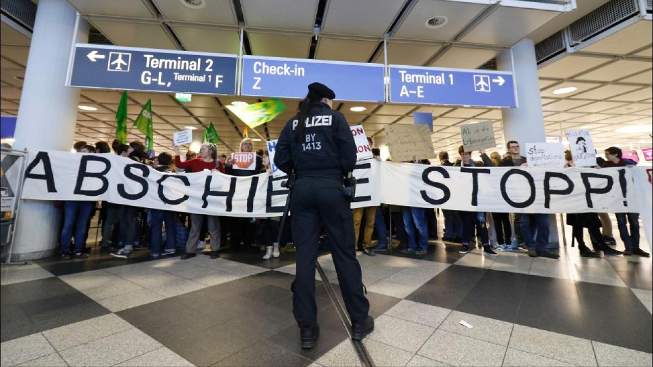 Almaniyada deport olunanlar etiraz edir