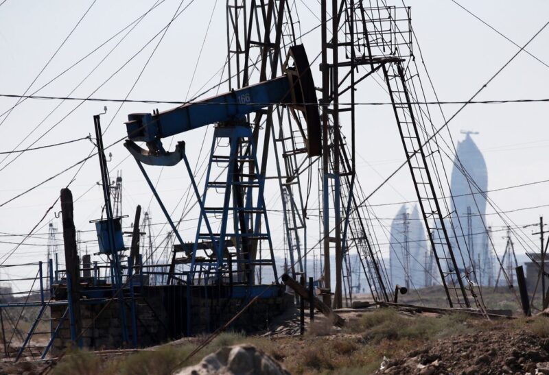 SOCAR binası arxa fonda. Foto: Reuters