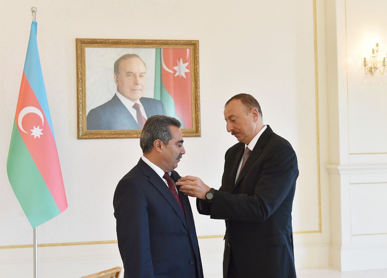 Prezident İlham Əliyev Vüqar Səfərlini təltif edərkən