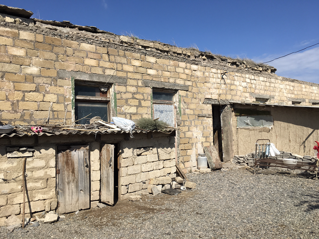 Füzulidən olan məcburi köçkün ailələrinin yaşadığı ev