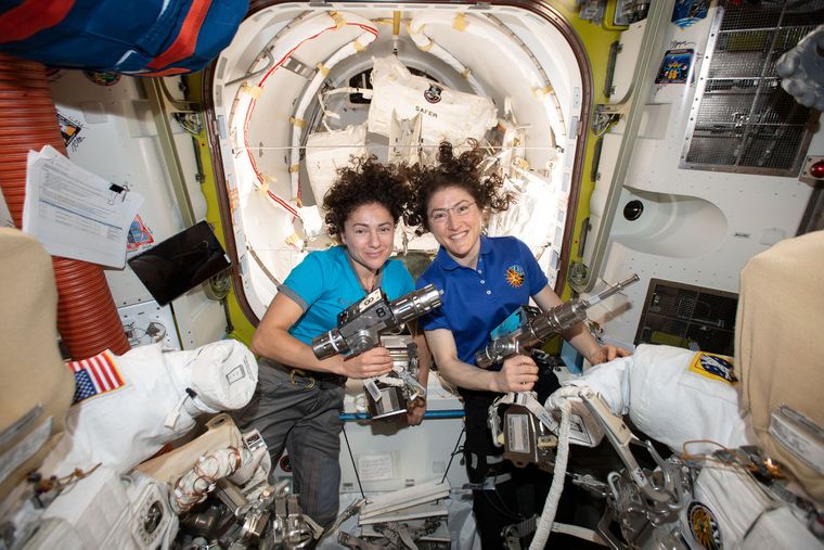 Астронавтки Джессика Меир (слева) и Кристин Кук тренируются перед выходом в открытый космос в шлюзовом отсеке «Квест» Международной космической станции, 15 октября 2019 года