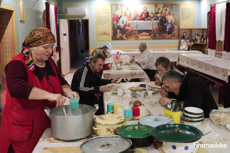 В доме милосердия в прифронтовой Камышевахе Луганской области сейчас живут 17 пожилых мужчин и женщин