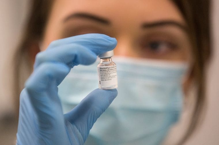 Сотрудница медицинского учреждения держит в руках ампулу с вакциной Pfizer/BionTech, Бристоль, Великобритания, 8 декабря 2020 года