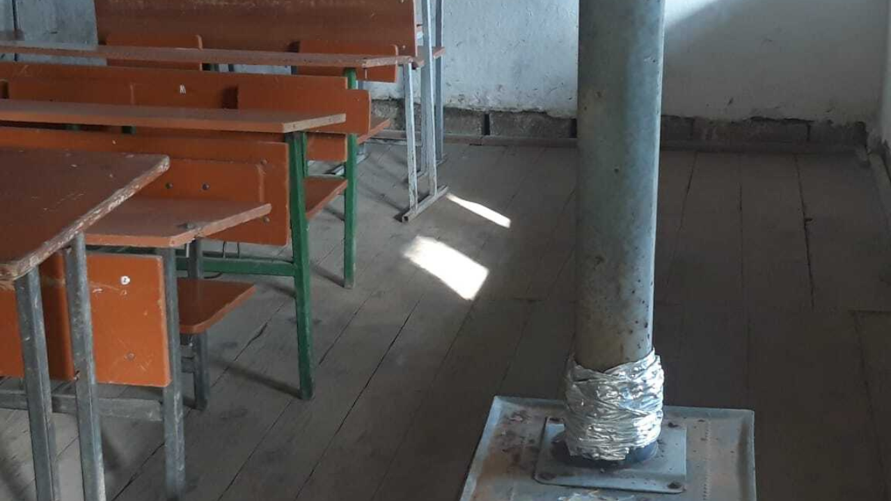Sakinlər məktəb binasında istilik sisteminin olmamasından da şikayətçidir.
