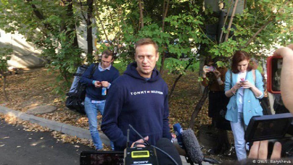 Алексей Навальный сразу после освобождения