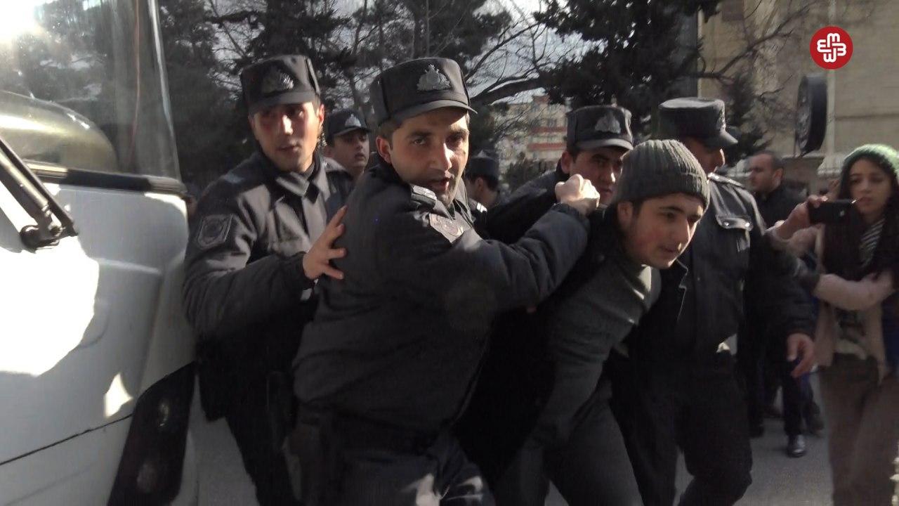 MSK önündə aksiya: "İlham Əliyev, kreslonu təhvil ver"