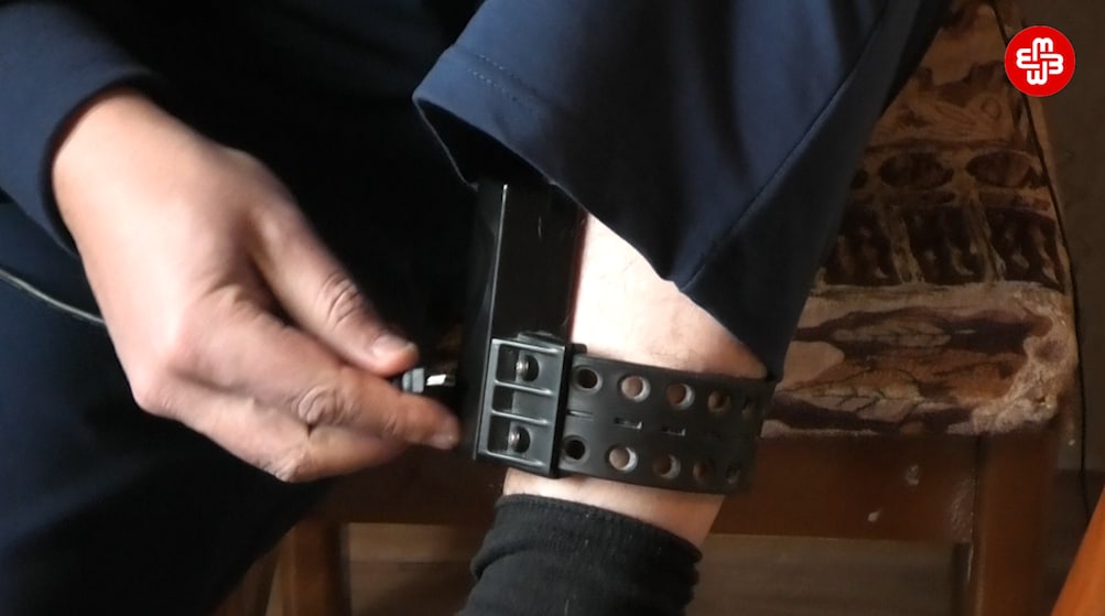 Müxalifətçiyə nəzarət edən elektron bilərzik