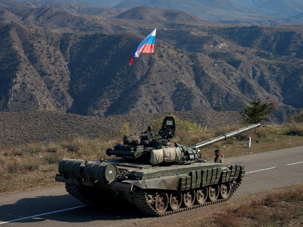 Танк российских миротворческих сил у границы с Арменией в Нагорном Карабахе, 10 ноября 2020 года