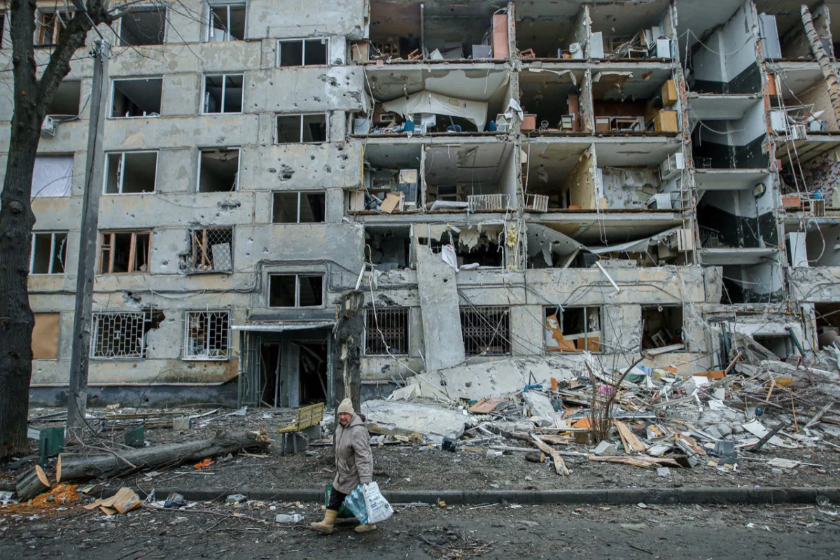 Разрушенное в результате ракетного удара жилое здание в Салтовке. Фото: Мейдан ТВ