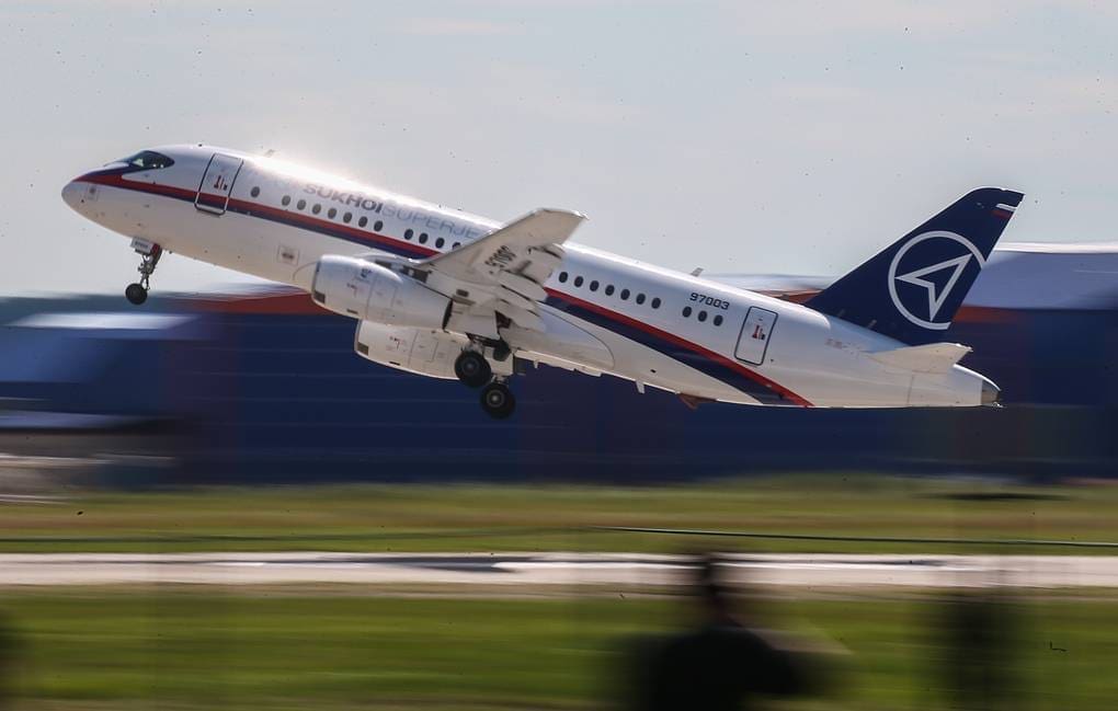 Самолет SSJ-100