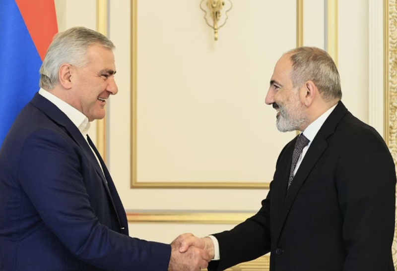 Karapetyan və Paşinyan, rəsmi foto