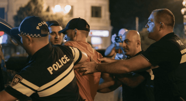 Polislər aktivisti həbs edərkən, foto: Levan Zazadze