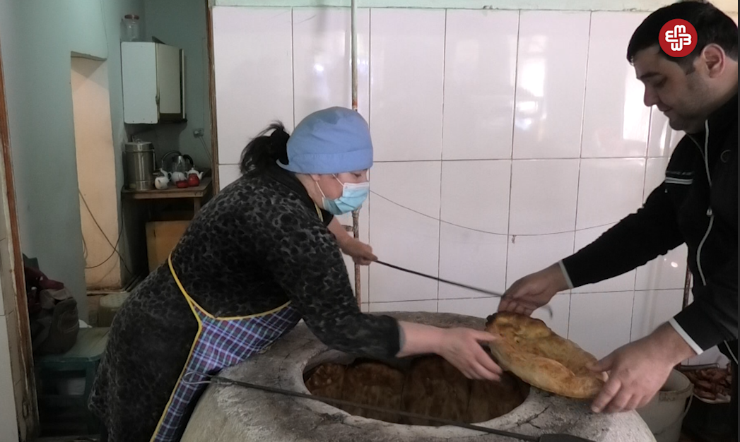 Bu mağazada ehtiyaclı ailələrə çörək pulsuz verilir