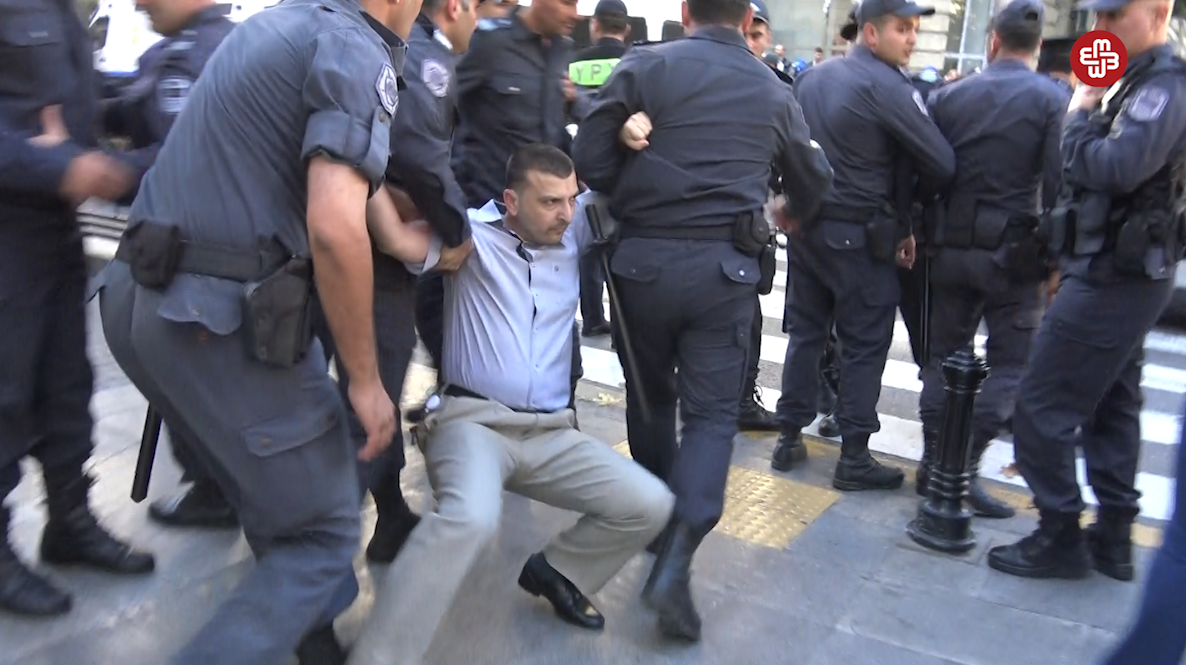 Aksiyaçı polisə “Qardaşını tutursan, ey sən”
