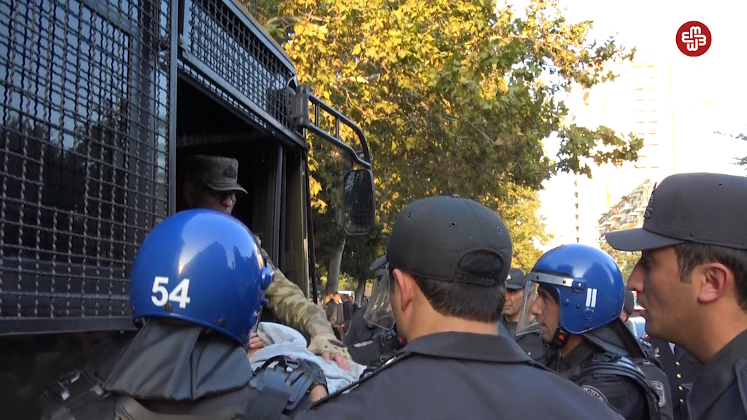 “Avtobusun içində bizə yumruqla, təpiklə zərbələr vurdular”