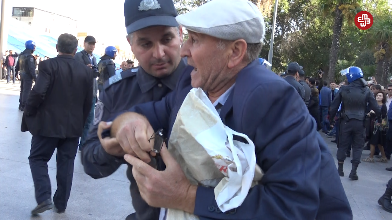 Etirazçı: "Bu Lazım gəlmədi, torpaq daha lazım olmadı" dedi polislər qoluna girdi