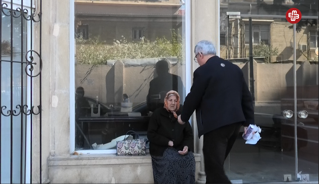 Küçədə əl açan 85 yaşlı ahıl: "Mənə indi yemək lazımdır"