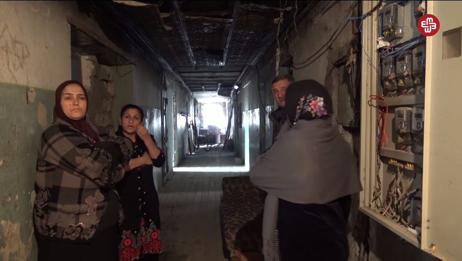 Qəzalı bina sakini: 30 min kompensasiya "palatka" puludur