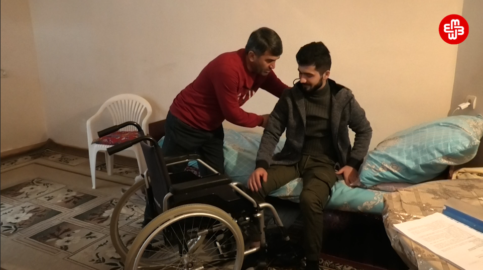 Yaralı əsgərin atası: “Oğluma araba da verməmişdilər ki, taksiyə minib evə gəlsin”