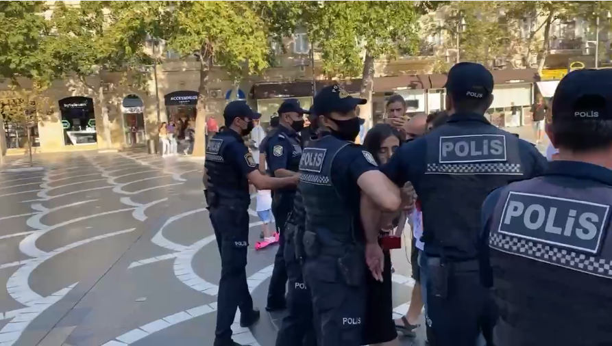 Heyvansevərlər aksiya keçirdi, saxlanılanlar var