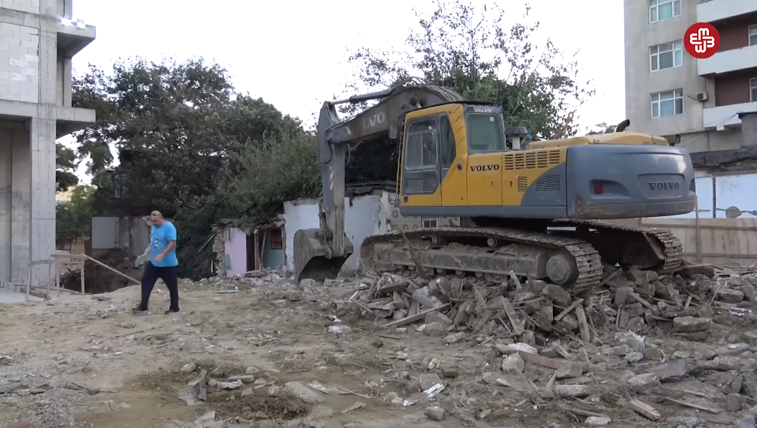 Məhkəmə qərar verir ki, evləri sökmə, şirkət sökür