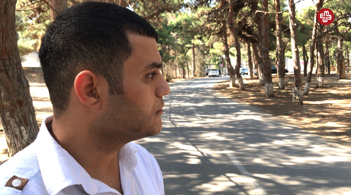 "Bizi görəndə gülürlər, qulaqlarını çəkirlər"