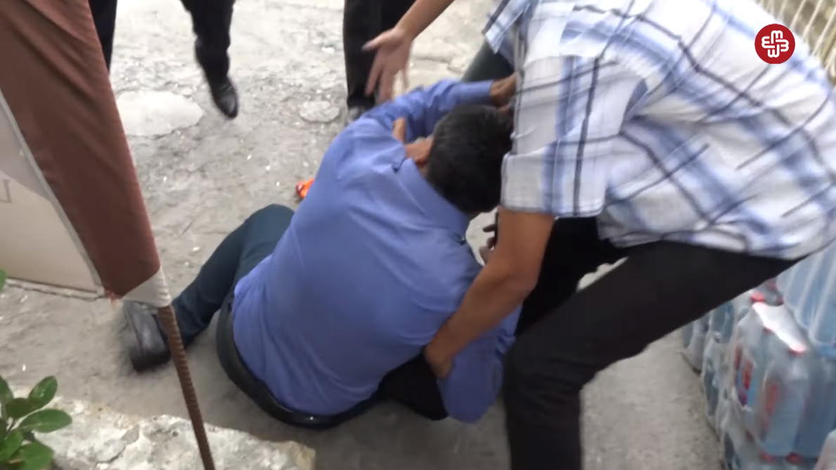 Polis məhkəməyə gələnləri mühasirədə saxladı