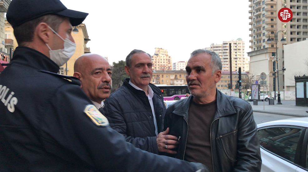 Polis tibbi maskasız küçəyə çıxanları saxlayıb