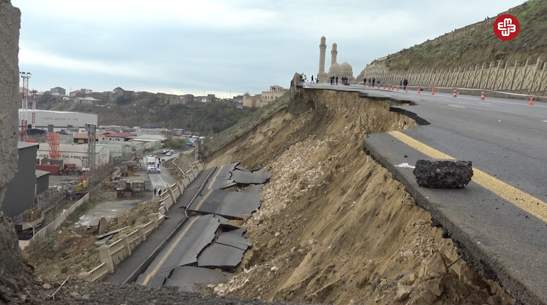 Bibiheybət yolu çökdü, bir maşın torpaq altında qaldı