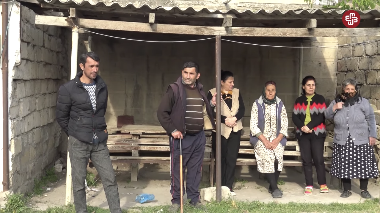 Məcburi köçkün: "Evdə oturub "oboy" kağızı yeyək?"