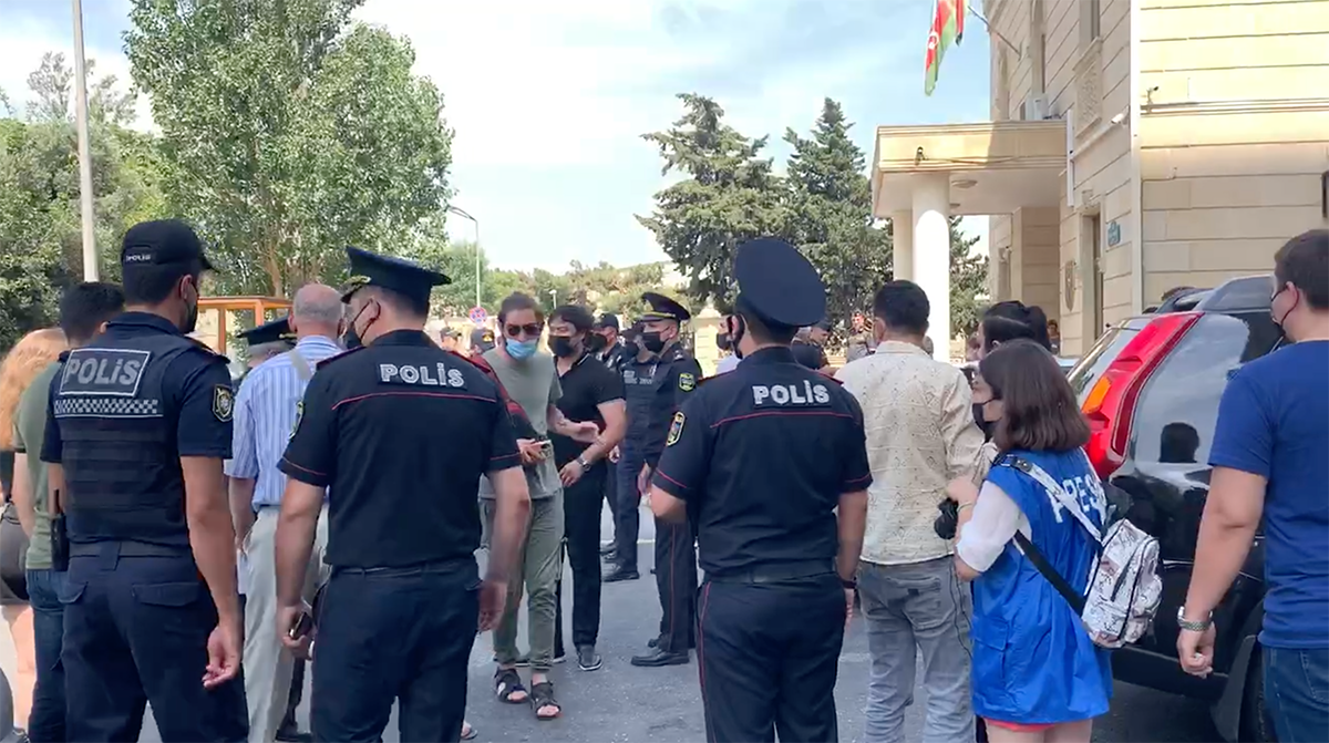 Uşaqları hərbi məktəbdən çıxarılan hərbçi ailələri etiraz ediblər