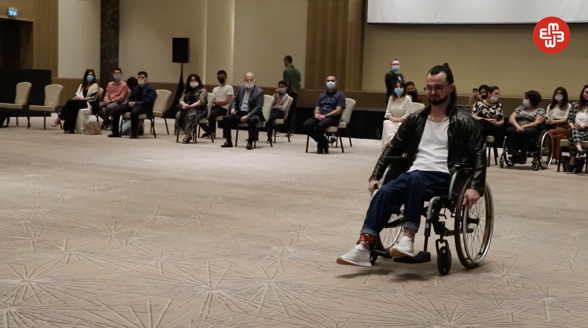Əlilliyi olan şəxslər podiumda