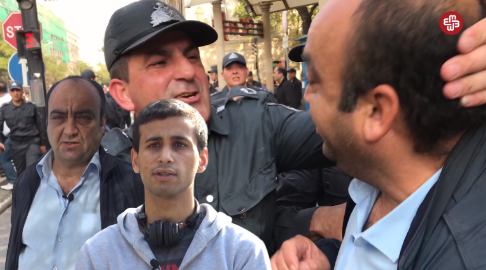 "Məktəbdəki uşaqlar deyir ki, polis atanı döydü"