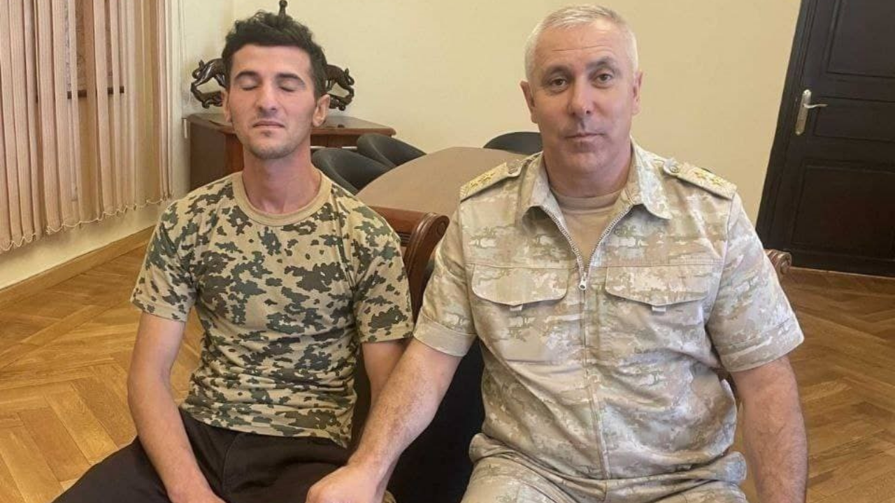 General Rüstəm Muradov və həbsdə olan azərbaycanlı hərbi qulluqçu Cəmil Babayev
