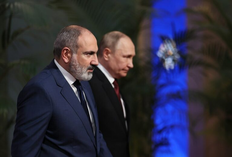 Paşinyan və Putin, rəsmi foto