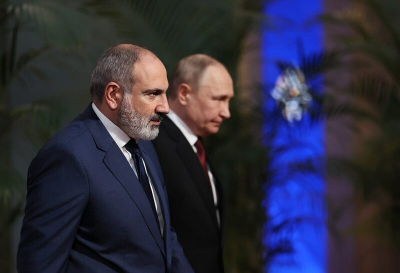 Paşinyan və Putin, rəsmi foto